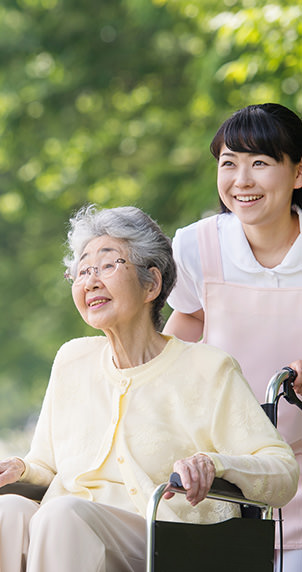 すこやかに暮らしていただくための、車いすや歩行、食事、トイレ介助などのお手伝い。